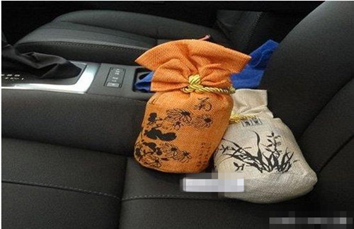 女司机车内发出恶臭,女车主车内传来恶臭