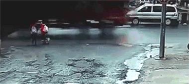 广东地铁老外挑衅被打视频,在地铁上挑衅老外