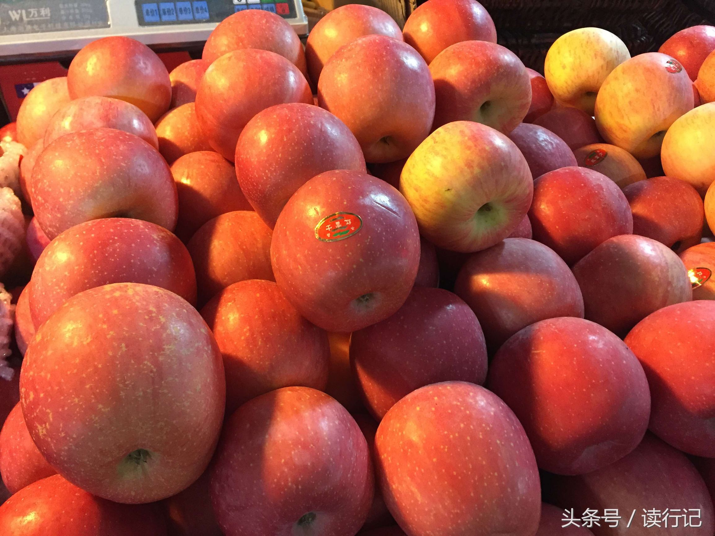 90后年轻夫妻过年不回家，摆摊卖水果日入五千元