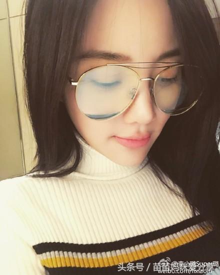 李小璐最新自拍照片,李小璐晒自拍美照镜头电眼妆容