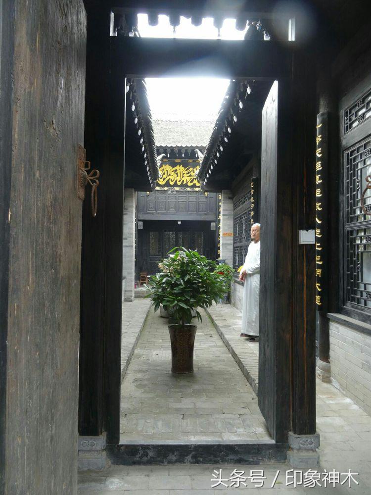 陕北俊俏女子勇闯袁家村大嘴吃四方