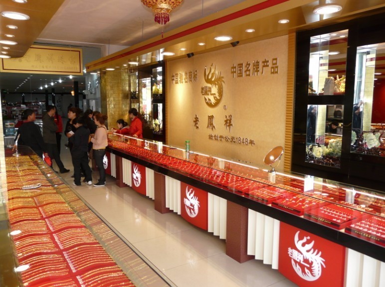 独家！杭州一女士投诉老凤祥“10元锆石”当“钻石”卖！