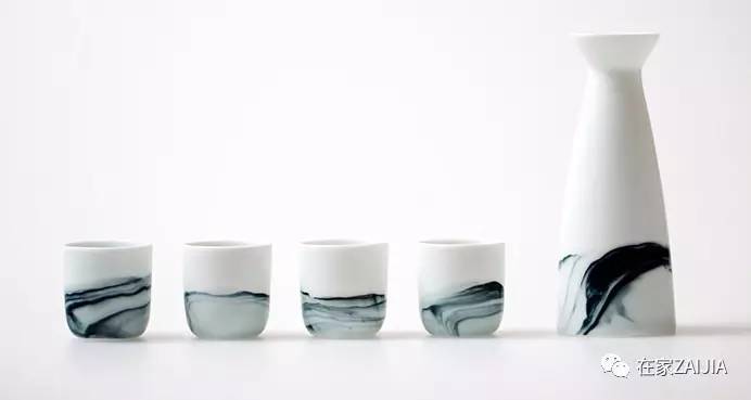 年夜饭香喷喷举起酒杯敬家人,年夜饭的碗和酒杯