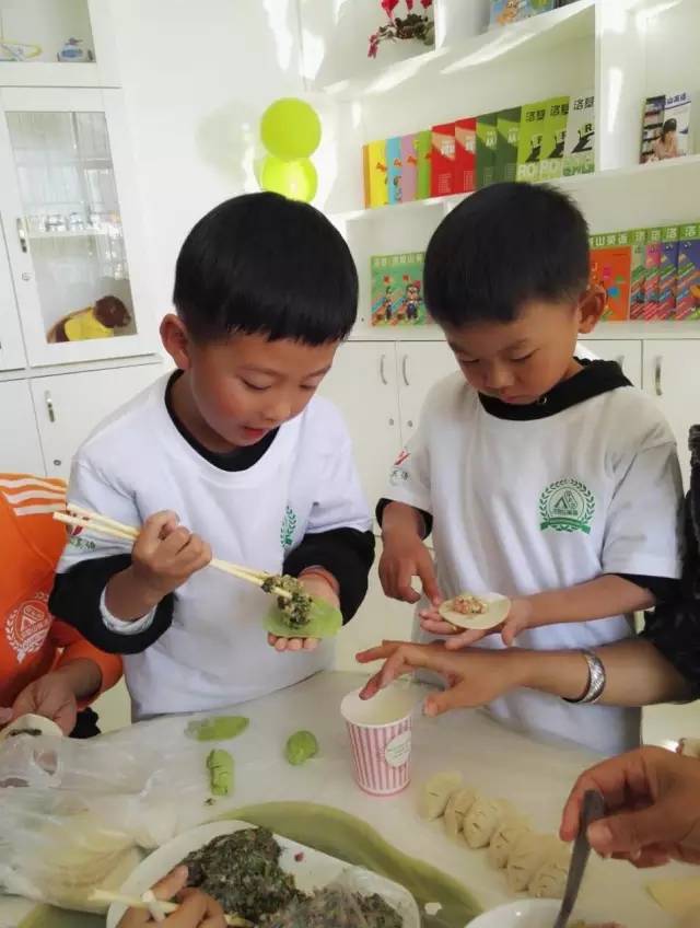 只是一顿饺子的事，芒市洛基山的孩子都能玩出新花样！