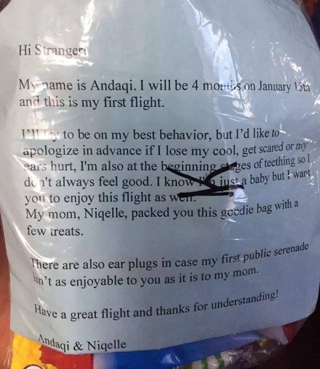 带孩子的外国家长为表歉意,向同行乘客发糖,引发网友大讨论