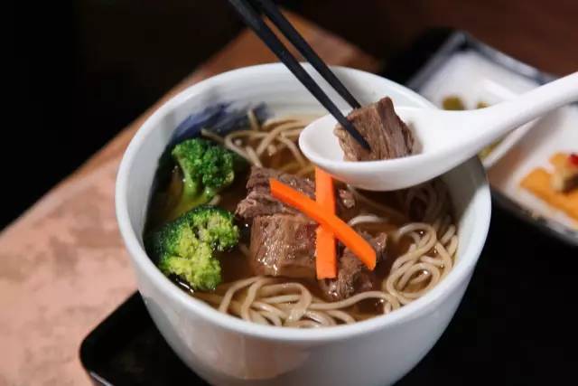 一家长过年前带着孩子出了趟门，结果熊孩子说什么也不肯回家了！