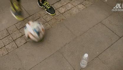 如何快速横向拉球过人,踢球怎么教队员跑位