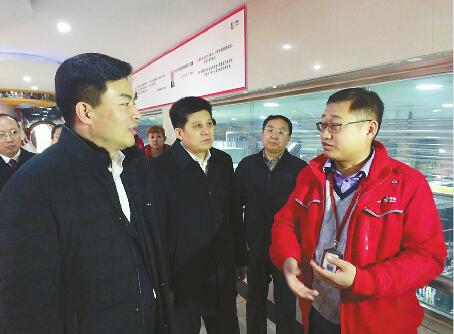 章丘区委书记刘天东：人代会间隙见缝插针“扎”进企业调研