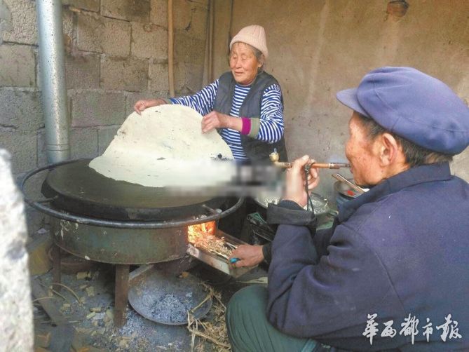 成都“煎饼大叔”感慨走红超重煎饼：那是不可辜负的母爱