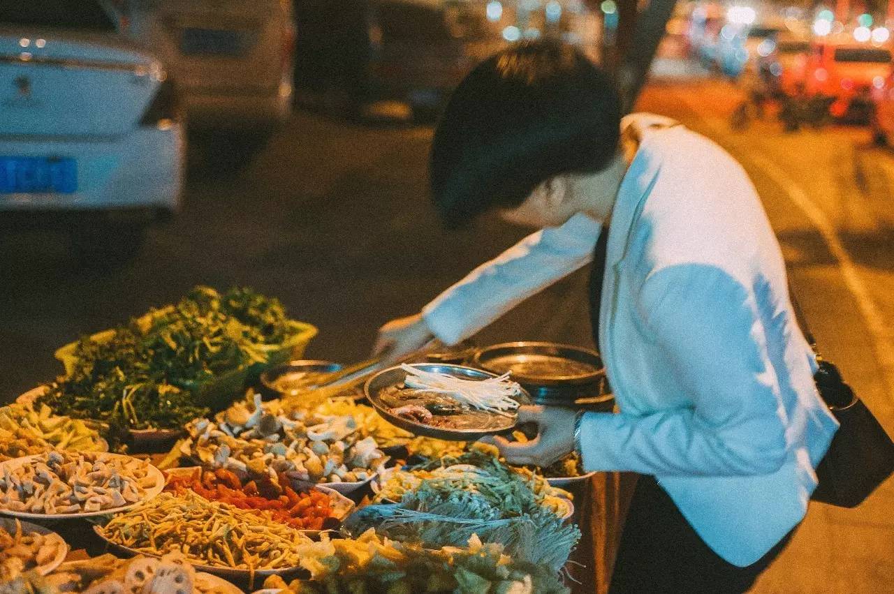 南宁夜晚摆摊生料粉,南宁柳沙夜市网红生料粉