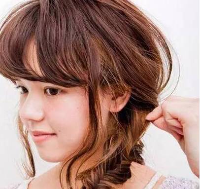 鱼尾辫教程慢动作中长发,鱼尾辫半披发