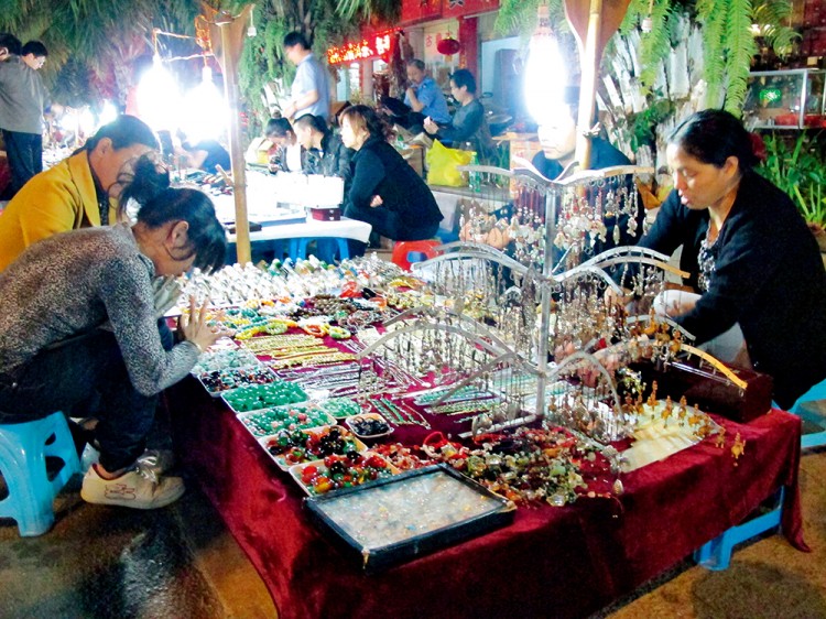 西双版纳从下飞机开始的攻略,进入西双版纳的视频