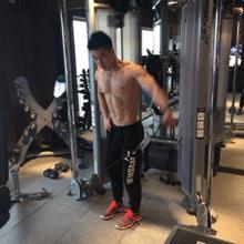 健身如何纠正溜肩姿势,健身新手怎么练肩