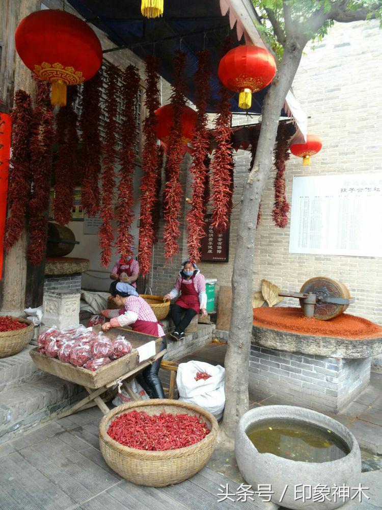 陕北俊俏女子勇闯袁家村大嘴吃四方