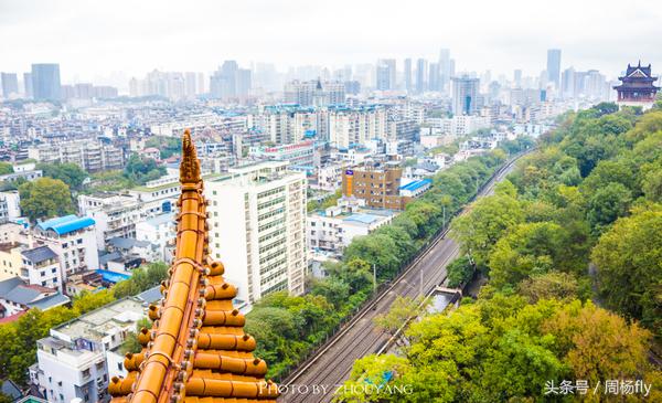 武汉专有的黄鹤楼,黄鹤楼是武汉著名的景点英文