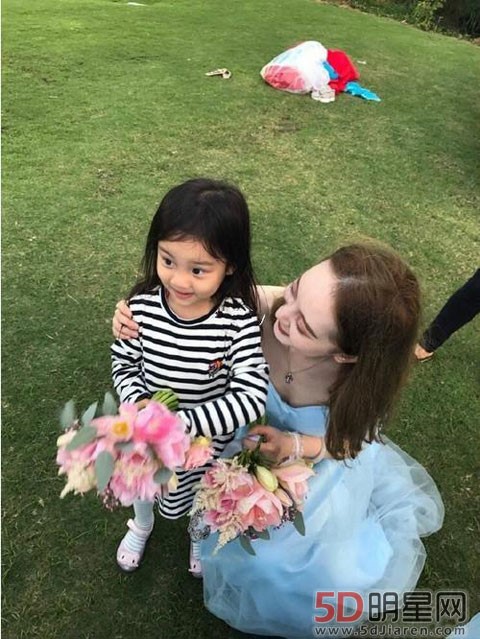 盘点幼年丑哭长大逆袭的星二代们！李小璐女儿最美张庭女儿没救了