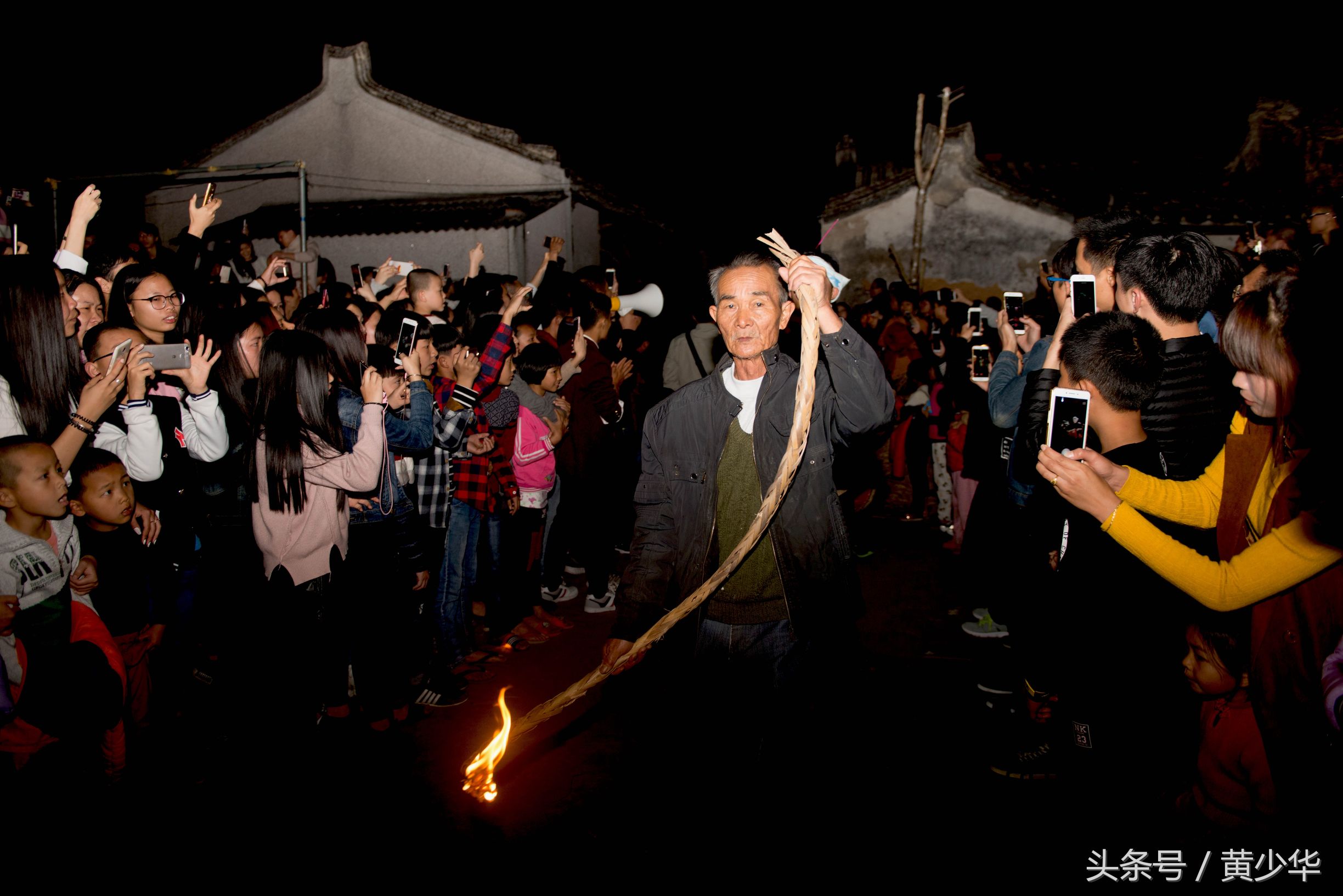 广东普宁民俗送香船跳火堆