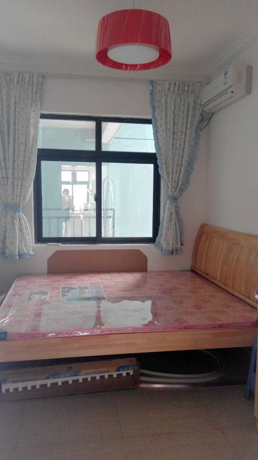 第一套房子花了很多心思，客厅很实在，朋友却说背景墙太花了