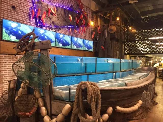 听着海浪声用餐,听着海浪吹着海风吃饭