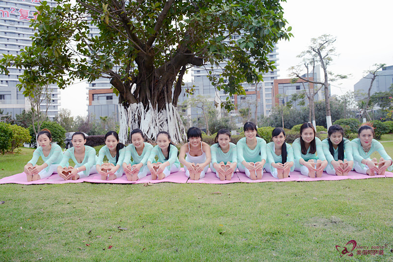 10个平凡女孩和瑜伽共舞之后