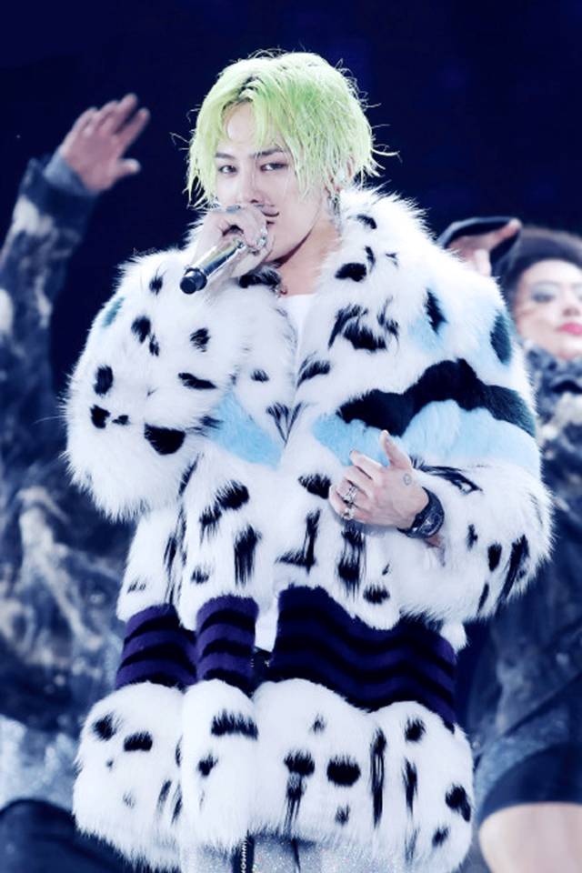 权志龙穿黑貂视频,权志龙穿黑貂演唱会