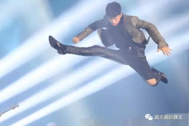 张杰下腰歌唱,张杰大张伟开场舞
