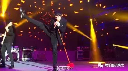 张杰下腰歌唱,张杰大张伟开场舞