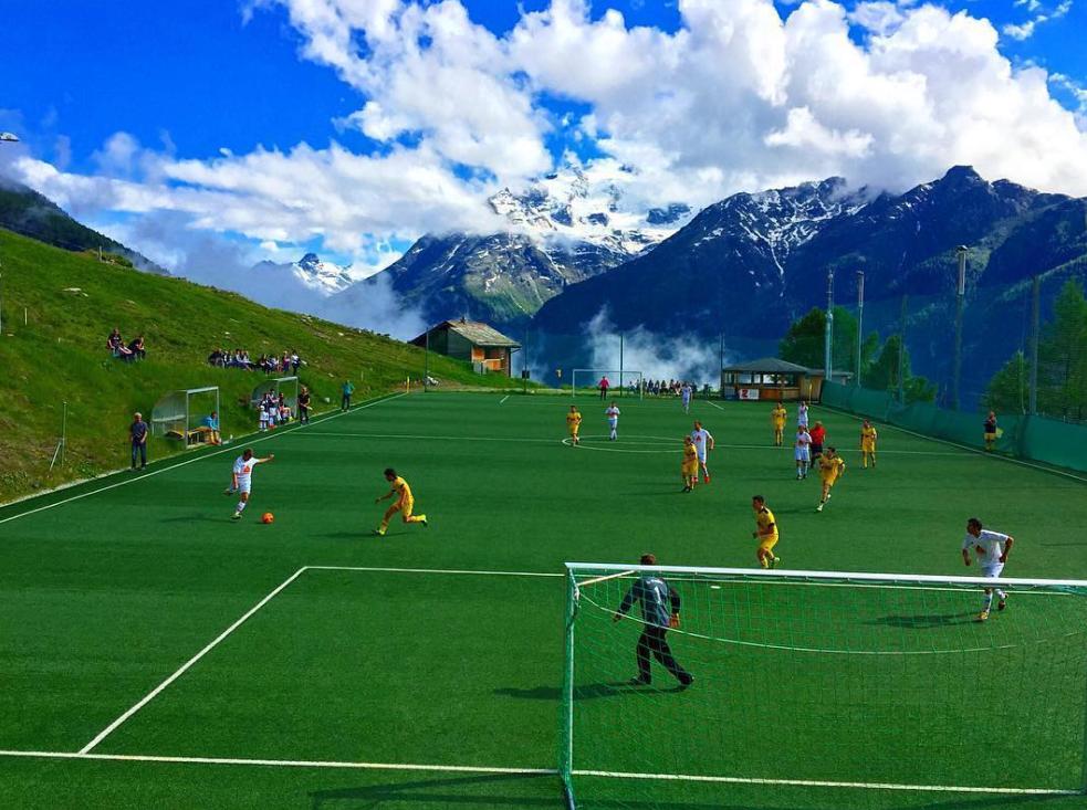 踢了很久足球但踢的不是很好,踢了几年足球还是拿不住球