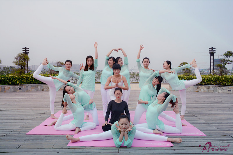 10个平凡女孩和瑜伽共舞之后