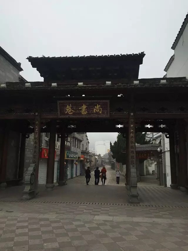 八千里路云和月的上一句,八千里路云和月一骑绝尘上珠峰