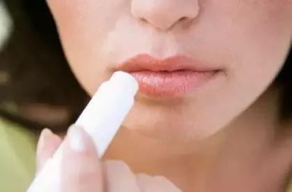 嘴唇干燥可以舔吗?为什么?