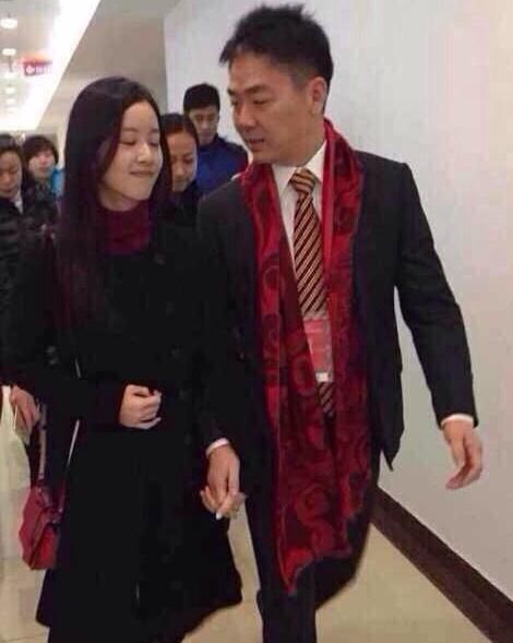 一张照片而红,却绯闻缠身,结婚生子淡出话题圈,努力创业