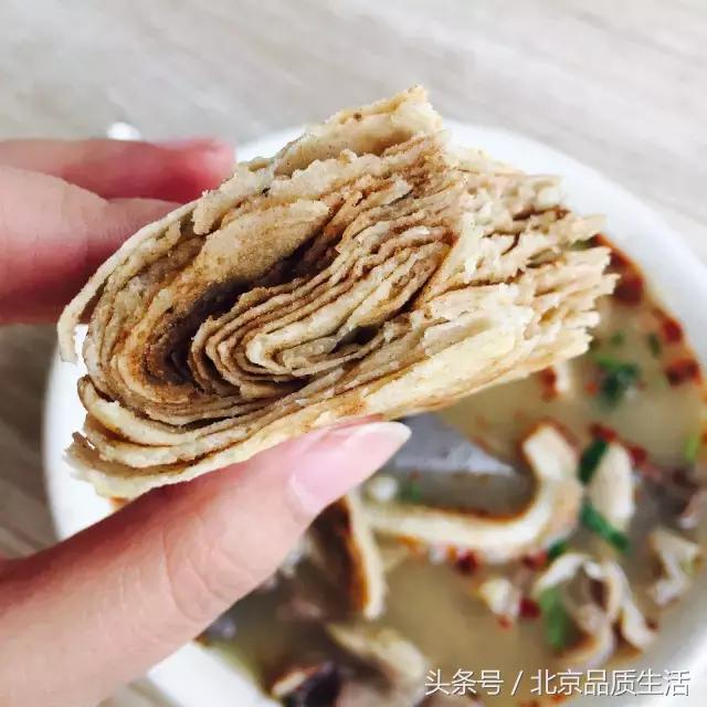 一天1万个都不够，这个北京爷们用40年创造了麻酱烧饼的传奇！