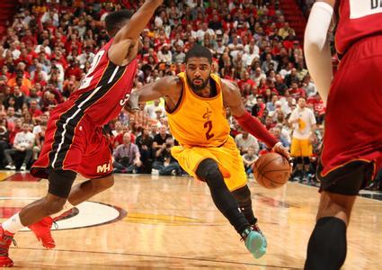 欧文转身过人招式教学,欧文连续转身晃肩过人