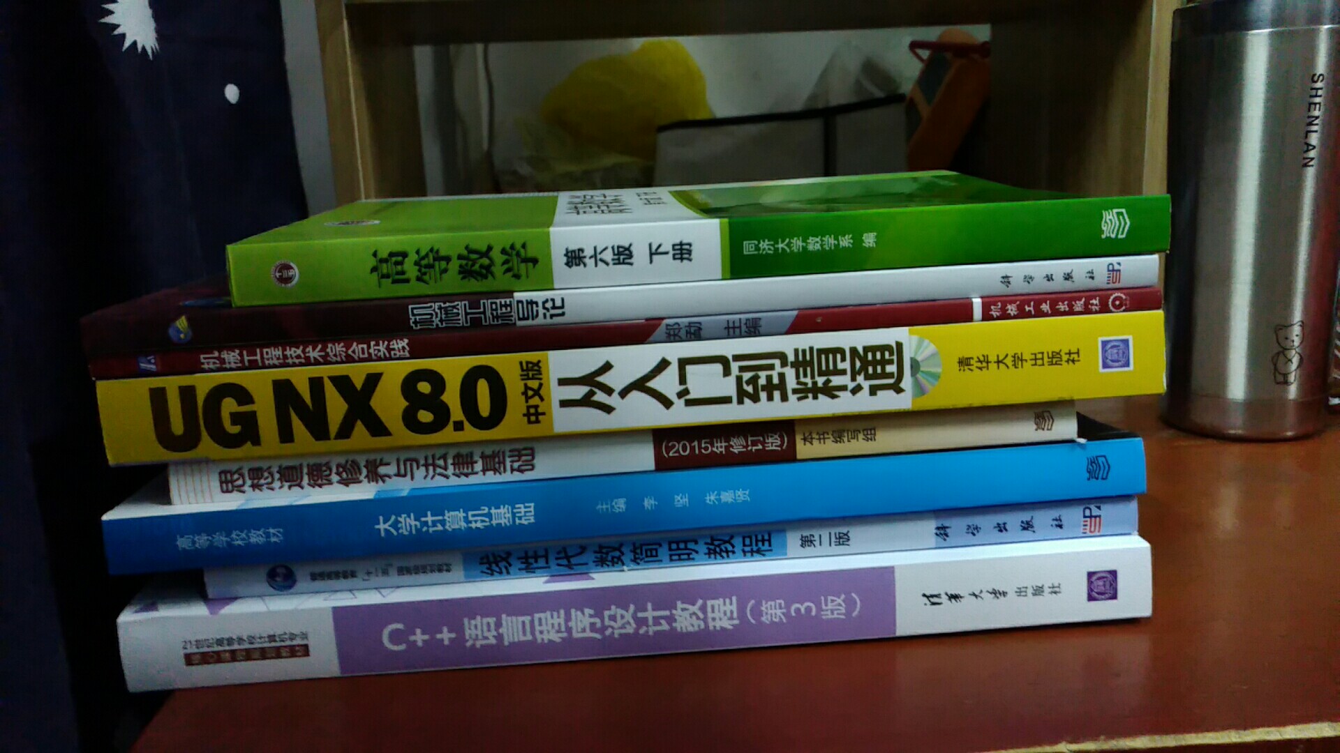 大学生晒教材书,大学生点赞期末不挂科