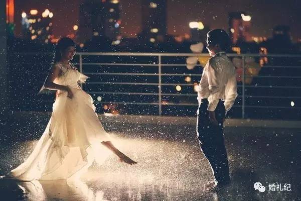 春天适合拍婚纱照的地方,雨天拍婚纱照也是别有一番风味