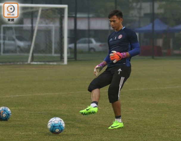 恒大对手冒雨训练美女主帅与球迷合影不关注“退票”风波