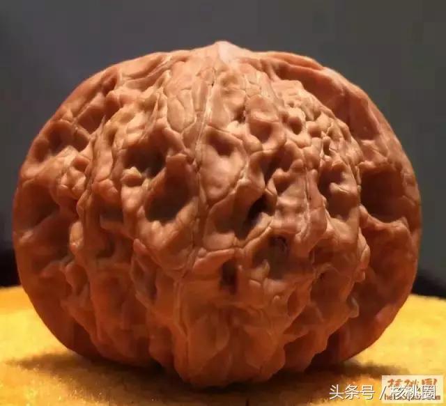 圆润的磨盘狮子头,文玩核桃磨盘狮子头有什么特征