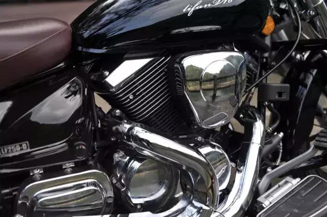 力帆最新款v缸250太子摩托车,力帆v缸250街车