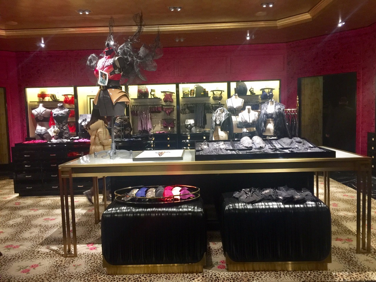 维多利亚的秘密上海有几家店,维多利亚的秘密旗舰店是正品吗