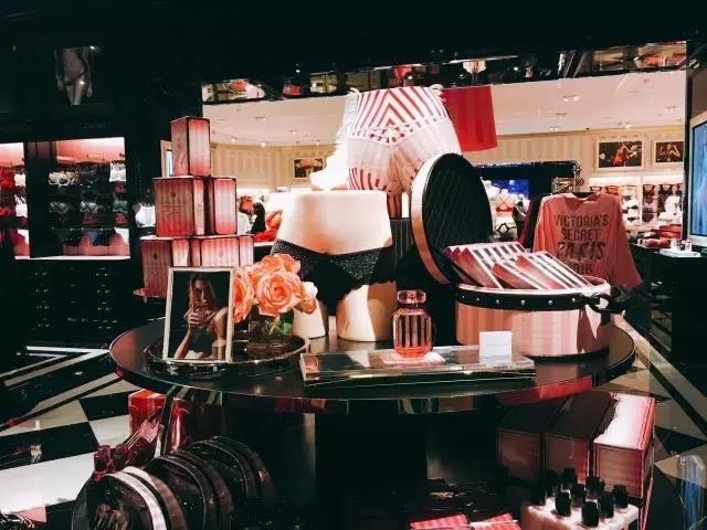 探店！成都维秘旗舰店深度揭秘，愿今晚你们都是天使！