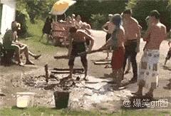 十条笑话：父亲一边吃排骨一边骂我连肉都不舍的给他买