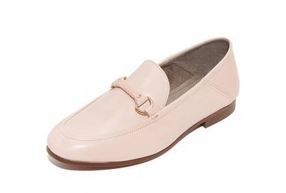 这个从不摘墨镜的酷女孩，竟然把粉红色穿得这么好看！