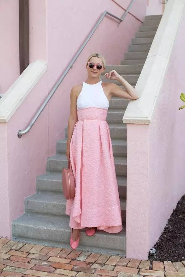 这个从不摘墨镜的酷女孩，竟然把粉红色穿得这么好看！