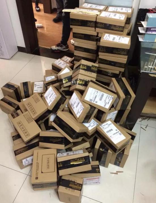 警方查封假香水,杭州抓获卖假香水化妆品