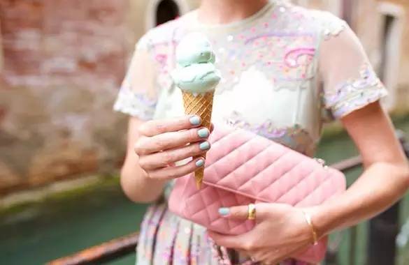 这个从不摘墨镜的酷女孩，竟然把粉红色穿得这么好看！