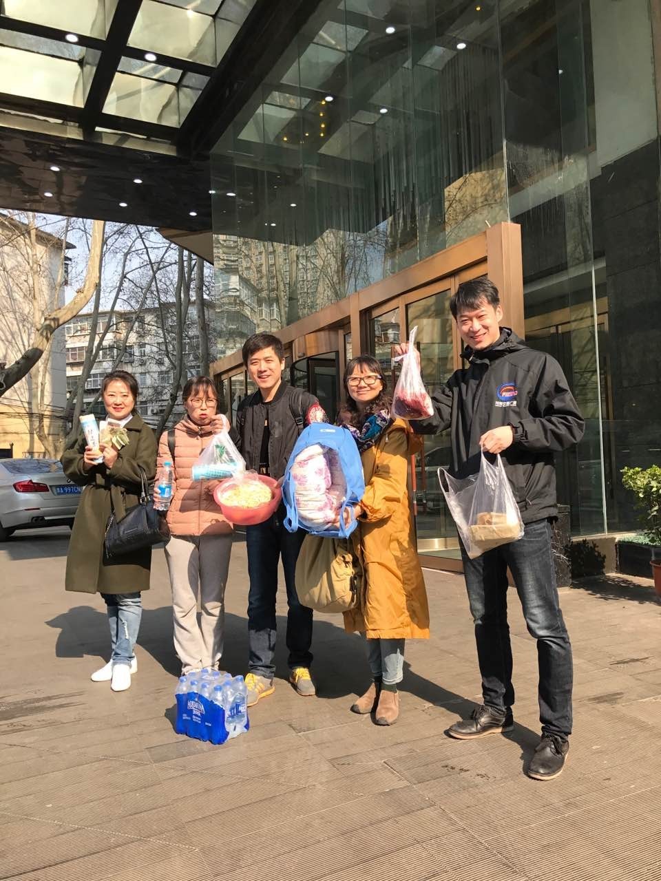 疯了！一群人在街上要钱，用了什么方法……竟拿到了这么多！