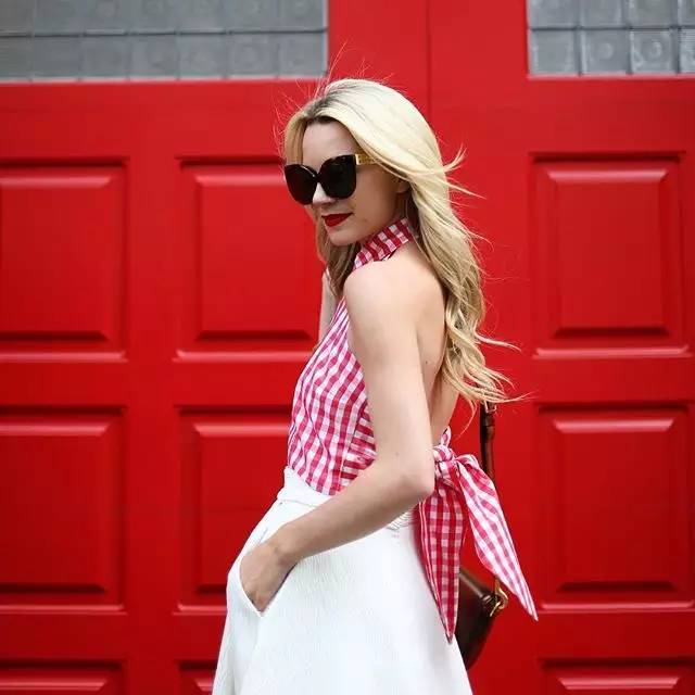 这个从不摘墨镜的酷女孩，竟然把粉红色穿得这么好看！