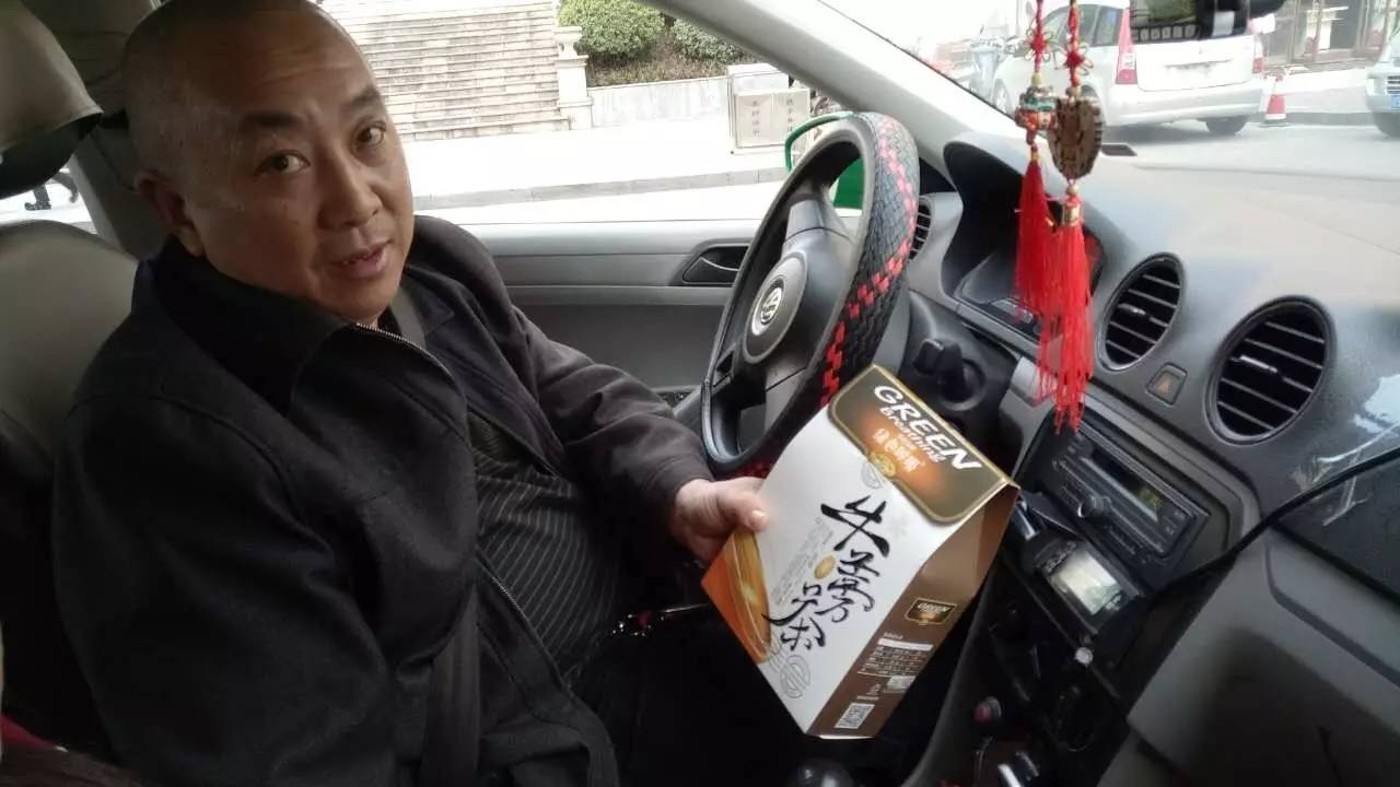 「赞美」老说没钱,梁平出租司机都干上微商了!你在干嘛?