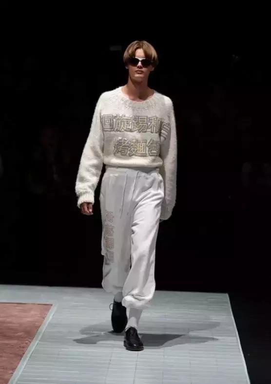 外国人把“酱油”穿在身桑,时尚界都流行用中文装逼啦!